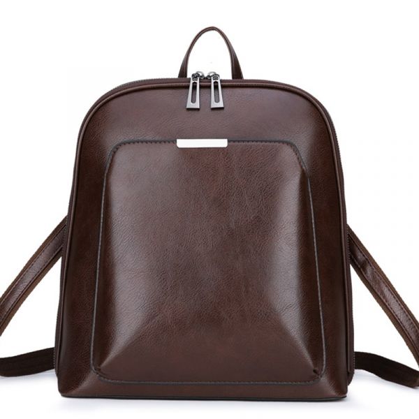 Petit sac à dos vintage en simili cuir uni marron avec un fond blanc