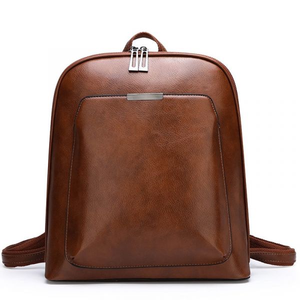 Petit sac à dos vintage en simili cuir uni marron avec un fond blanc
