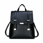 Sac à dos vintage écaillé noir avec un fond blanc