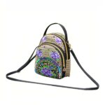 Sac à dos vintage brodé à plusieurs coloris avec un fond blanc