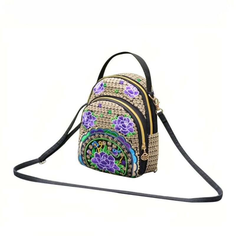 Sac à dos vintage brodé à plusieurs coloris avec un fond blanc