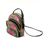 Sac à dos vintage brodé multicolore avec un fond blanc