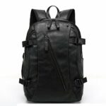 Sac à dos vintage en simili cuir pour homme noir avec un fond blanc