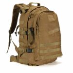 Sac à dos de randonnée à grande capacité marron avec un fond blanc