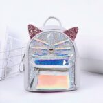 Sac à dos chat à paillettes pour l'école gris en forme de chat avec un fond blanc et un panier blanc