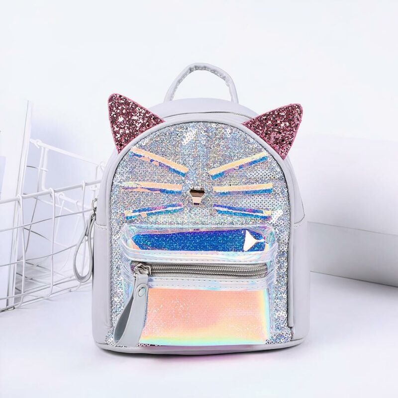 Sac à dos chat à paillettes pour l'école gris en forme de chat avec un fond blanc et un panier blanc