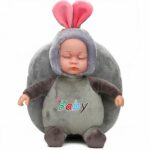 Sac à dos peluche bébé 3D gris avec un fond blanc