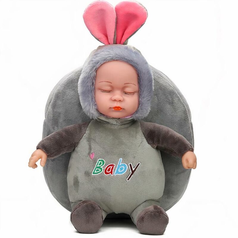 Sac à dos peluche bébé 3D gris avec un fond blanc