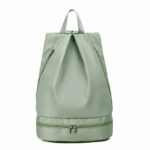 Sac à dos sport et natation pour femme vert avec un fond blanc