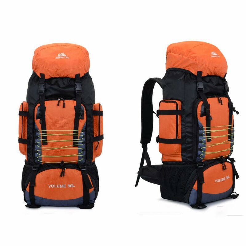 Très grand sac à dos de randonnée orange avec un fond blanc