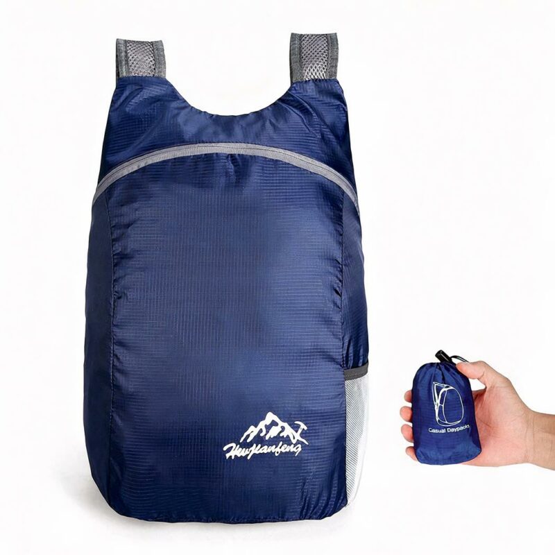 Sac à dos étanche pliable bleu avec un fond blanc