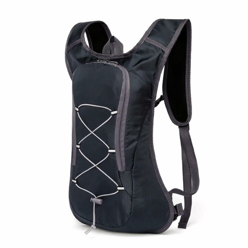 Sac à dos de randonnée respirant noir avec un fond blanc