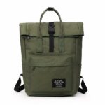 Sac à dos d'ordinateur Rolltop pour femme vert avec un fond blanc