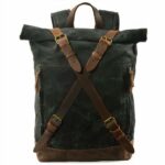 Sac à dos vintage en toile pour homme noir avec un fond blanc