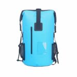Sac de moto Rolltop étanche bleu avec un fond blanc