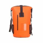 Sac de moto Rolltop étanche orange avec un fond blanc