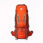 Grand sac à dos de randonnée orange avec un fond blanc
