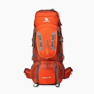 Grand sac à dos de randonnée orange avec un fond blanc