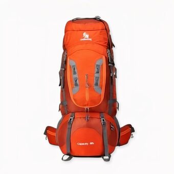 Grand sac à dos de randonnée orange avec un fond blanc