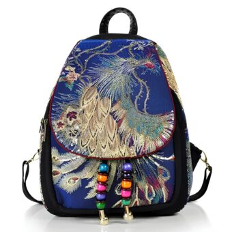 Sac à dos en soie brodé sur fond blanc