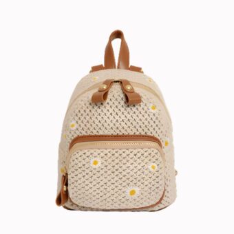 Ce mini sac à dos élégant en paille pour femme est parfait pour les journées où vous avez besoin de transporter des petits objets.