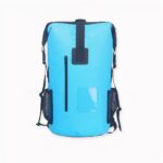 Découvrez ce sac de moto Rolltop étanche spécialement conçu pour les voyages à moto. La fermeture Rolltop présente l'avantage de pouvoir modeler la forme de votre sac à votre guise et contribue à le rendre étanche. Le PCV est un matériau solide qui renforce votre sac pour le rendre résistant.