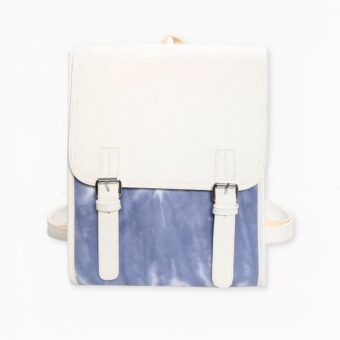 Un sac à dos simili cuir à la fois stylé et spacieux pour transporter vos affaires avec élégance lors de vos déplacements divers. Difficile de ne pas craquer pour ce sac à dos femme aux lignes épurées et à la finition soignée. Il fera un excellent sac pour aller au travail. Mais vous pouvez aussi l’acheter pour votre fille. Elle s’en servira comme cartable pour l’école.