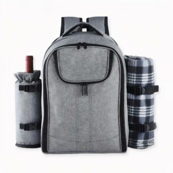 Découvrez notre grand sac à dos isotherme de pique-nique gris spécial camping, pique-nique et randonnée. Il se transforme en fonction de vos besoins lors de vos activités sportives ou non sportives ! Une petite bouteille de vin à gauche, un drap plié à droite et une grande salade ainsi qu'un ordinateur et un jeu de société au centre ! Vous avez tout pour passer une bonne journée loin de chez vous, en famille ou avec vos amis ! Profitez !