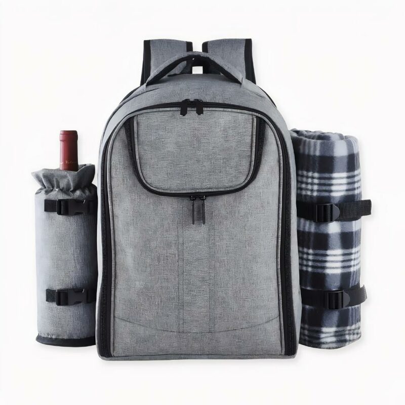 Découvrez notre grand sac à dos isotherme de pique-nique gris spécial camping, pique-nique et randonnée. Il se transforme en fonction de vos besoins lors de vos activités sportives ou non sportives ! Une petite bouteille de vin à gauche, un drap plié à droite et une grande salade ainsi qu'un ordinateur et un jeu de société au centre ! Vous avez tout pour passer une bonne journée loin de chez vous, en famille ou avec vos amis ! Profitez !