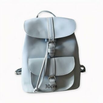 Les inconditionnels du style rétro se laisseront séduire par ce mini sac à dos en cuir. Un mignon sac à dos femme avec un design classique que l’on peut porter avec tout type de vêtement. Son petit cordon de serrage lui ajoute une touche rétro que vous allez adorer. Et comme le sac existe en différents coloris, vous allez pouvoir choisir un modèle parfaitement adapté à votre teint et à votre style.