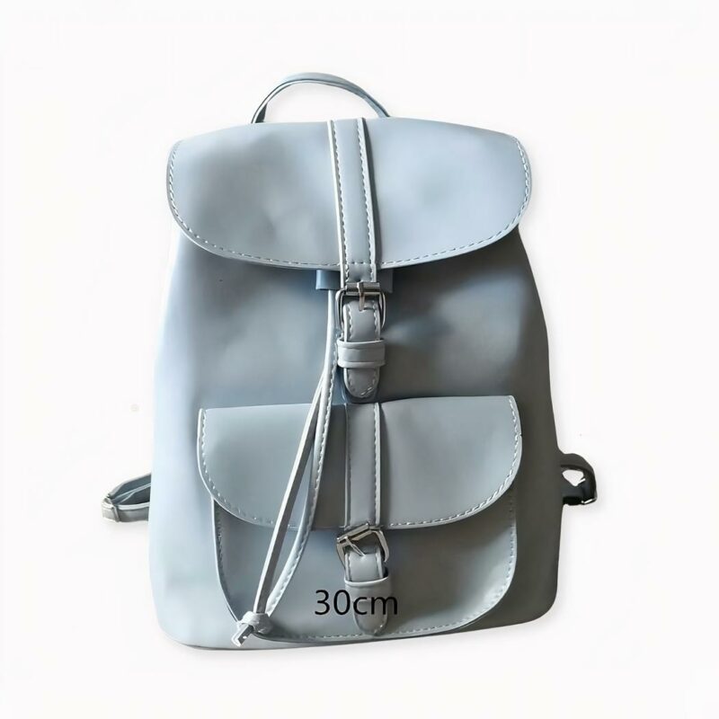 Les inconditionnels du style rétro se laisseront séduire par ce mini sac à dos en cuir. Un mignon sac à dos femme avec un design classique que l’on peut porter avec tout type de vêtement. Son petit cordon de serrage lui ajoute une touche rétro que vous allez adorer. Et comme le sac existe en différents coloris, vous allez pouvoir choisir un modèle parfaitement adapté à votre teint et à votre style.