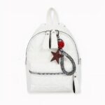 Découvrez ce mini sac à dos en cuir ultra mignon, idéal pour se balader avec ses amies, faire des shopping ou aller papoter autour d'un café ! Il se décline en blanc ou en noir pour s'adapter parfaitement à votre look de la journée. Attention, vos copines voudront avoir le même que le vôtre !