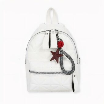 Découvrez ce mini sac à dos en cuir ultra mignon, idéal pour se balader avec ses amies, faire des shopping ou aller papoter autour d'un café ! Il se décline en blanc ou en noir pour s'adapter parfaitement à votre look de la journée. Attention, vos copines voudront avoir le même que le vôtre !