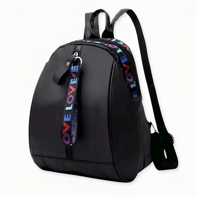 Le style coréen est à la mode chez les jeunes. Vous ou votre fille aimeriez aussi l’adopter ? Optez pour ce mini sac à dos noir avec inscriptions LOVE en couleur. Difficile de se séparer de ce sac à dos léger et compact après l’avoir porté une fois, d’autant plus qu’il est multifonctionnel et confortable.