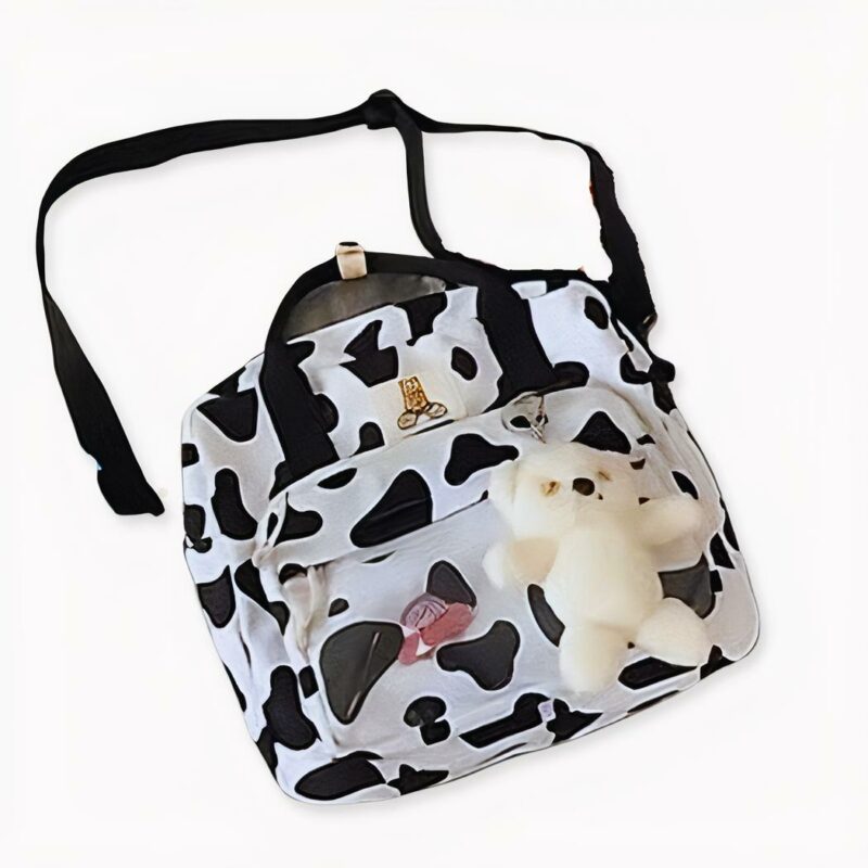 Ce sac à dos femme en daim séduit à la fois pour son esthétisme et sa praticité. Il sera parfait au quotidien pour ranger et transporter ses petites affaires. Mais sa grande capacité le rend aussi pratique pour les voyages. Ce sac à dos aux motifs vache et avec poche frontale transparente ajoutera de l’originalité à votre look.