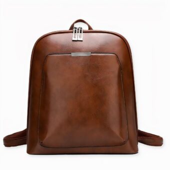 Craquez pour ce petit sac à dos en imitation cuir uni ! Très simple, il sera votre principal allié pour apporter une touche tendance à vos tenues et il s'assortira facilement à toute votre garde-robe. Ses deux anses intégrées vous permettront de le porter également à la main ou en bandoulière.