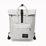 Vous venez de mettre la main sur le sac qui saura vous servir à chaque instant. Partez le matin avec votre thermos de café dans la poche latérale, déballez ensuite votre ordinateur sur la table de votre lieu de coworking. En panne de batterie ? Chargez votre téléphone dans votre sac en utilisant l'espace dédié au câble de chargement. Fermez en suite votre sac en toute sécurité grâce à son double système de fermeture éclaire et rolltop.
