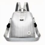 Découvrez ce joli sac à dos cartable. Il a plus d'un tour dans son sac ! Il peut contenir un ordinateur, des livres, le nécessaire pour aller étudier et travailler les yeux fermés. Grâce à sa matière étanche, plus de stress de mouiller votre ordinateur lors de vos déplacements. Vous pouvez même y glisser votre déjeuner sans vous inquiéter de la place qu'il va prendre dans votre sac. Un vrai bonheur cet accessoire !