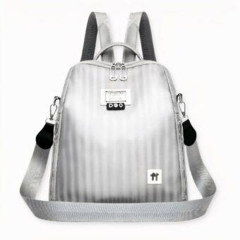 Découvrez ce joli sac à dos cartable. Il a plus d'un tour dans son sac ! Il peut contenir un ordinateur, des livres, le nécessaire pour aller étudier et travailler les yeux fermés. Grâce à sa matière étanche, plus de stress de mouiller votre ordinateur lors de vos déplacements. Vous pouvez même y glisser votre déjeuner sans vous inquiéter de la place qu'il va prendre dans votre sac. Un vrai bonheur cet accessoire !