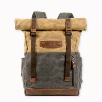 Partez à l'aventure avec votre sac à dos en simili cuir vintage sur le dos. La fermeture rolltop permet un meilleur maintien de vos affaires et une meilleure résistance à l'eau. Ce sac étanche sera idéal pour des randonnées en forêt, comme pour partir en week-end. Les nombreuses poches vous permettront d'organiser facilement vos objets précieux, tels que votre téléphone et votre portefeuille.