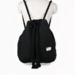 Ce sac à dos d'été en paille à cordon tricoté est un accessoire de mode indispensable pour vos journées ensoleillées.