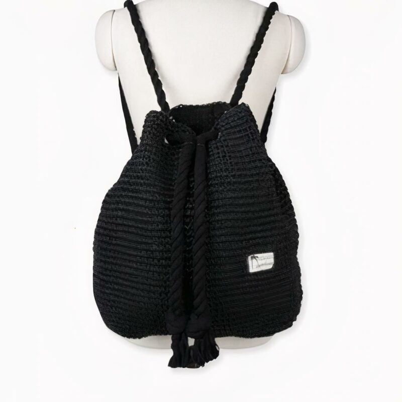 Ce sac à dos d'été en paille à cordon tricoté est un accessoire de mode indispensable pour vos journées ensoleillées.