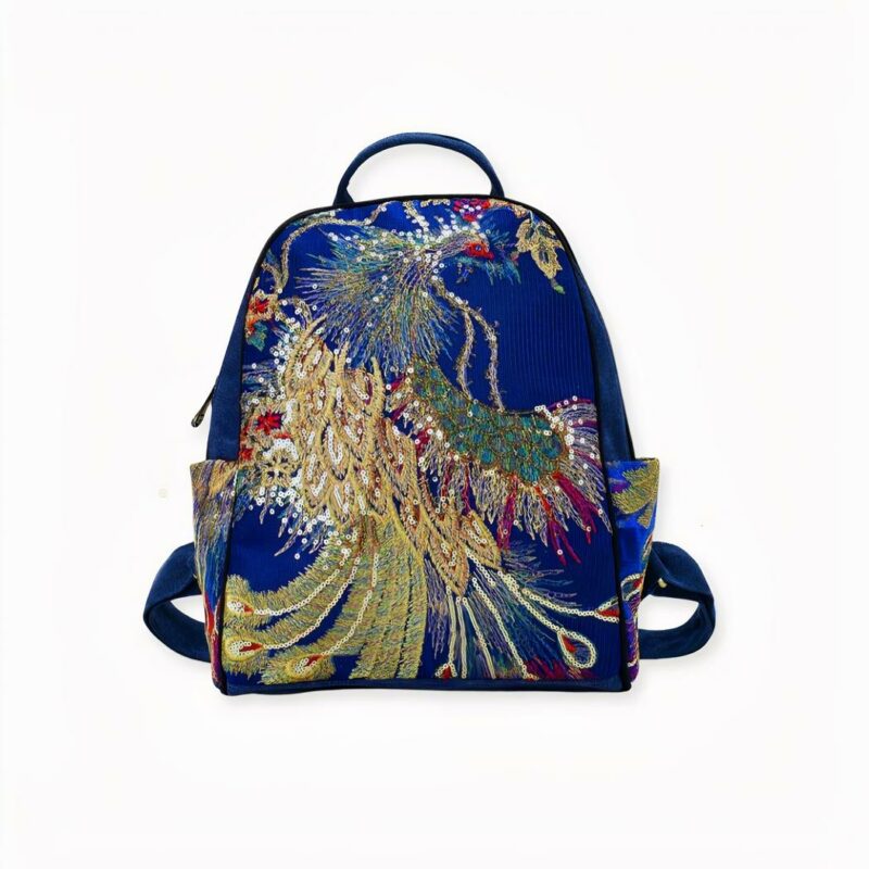 Ce sac à dos en soie brodé pour femme est un accessoire indispensable pour compléter votre look.