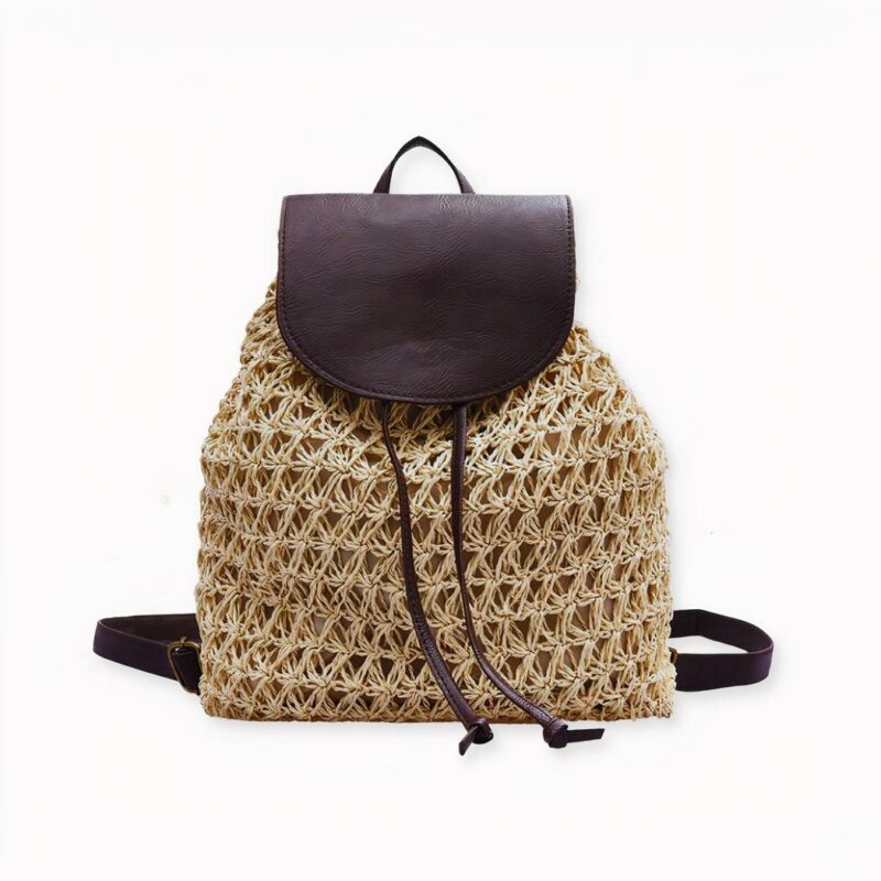 Ce sac à dos femme en paille est le compagnon idéal pour les journées de shopping, les randonnées ou tout autre type d'activité. Sa forme classique et intemporelle se marie parfaitement avec n'importe quel look.