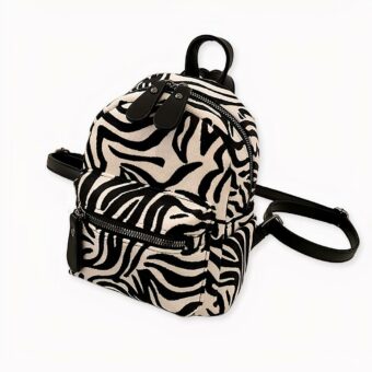 sac à dos femme motif zèbre en velours côtelé sur fond gris clair.