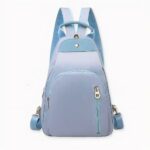 Besoin d’un sac compact et léger pour vos déplacements quotidiens ? Craquez pour ce sac à dos femme de petit format. Un sac facile à porter grâce à ses longues bretelles, mais qui vous donnera aussi du style grâce à son design soigné et élégant. Il peut faire aussi office de cartable pour votre fille.