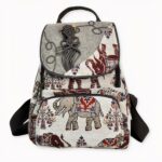 Un sac à dos style boho décoré d’imprimé ethnique pour les femmes souhaitant se créer un look vintage et original. Laissez-vous séduire par ce sac à dos femme agrémenté de broderies éléphant qui vous emmèneront voyager.