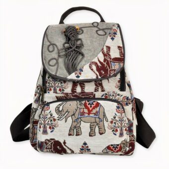 Un sac à dos style boho décoré d’imprimé ethnique pour les femmes souhaitant se créer un look vintage et original. Laissez-vous séduire par ce sac à dos femme agrémenté de broderies éléphant qui vous emmèneront voyager.