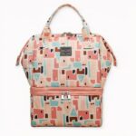 Les poignées robustes facilitent le transport et les bandes réfléchissantes assurent votre sécurité. Vous serez séduit par son design original et coloré, qui apportera une touche de gaieté à vos sorties. Le sac à dos isotherme à motifs pour pique-nique et bébé est pratique et fonctionnel, ce qui en fait un accessoire indispensable pour toutes vos aventures.