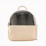 Un sac à dos transparent en simili cuir pour animaux qui assurera confort à vous et à votre animal de compagnie lors de vos petites balades. Ce sac à dos de transport d’animaux est léger et plutôt compact. Pourtant, il dispose d’un intérieur spacieux qui permettra à votre chat ou petit chien de profiter d’un confort et bien-être lors du voyage.